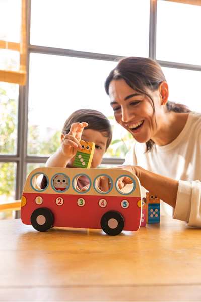 Goula Juego Educativo 1 to 5 Bus de Madera con 5 Animales para Colocar - Juguete para Niños +18 Meses