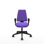 Silla de oficina Elche con mecanismo Asincro tapizada con Tela color Lila. Equipada con Base piramidal negra, Brazos fijos y Ruedas 65mm nailon