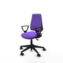 Silla de oficina Elche con mecanismo Asincro tapizada con Tela color Lila. Equipada con Base piramidal negra, Brazos fijos y Ruedas 65mm nailon