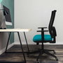 Silla de oficina Horna con mecanismo Sincro/Traslack tapizada con Tela color Morado y malla color Blanco. Equipada con lumbar 1D, Brazos 1D y Ruedas 65 mm parqué