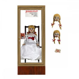 NECA The Conjuring Universe Figura Ultimate Annabelle - Figura Articulada de 15 cm con Silla y Estuche de Museo - Edad 17+