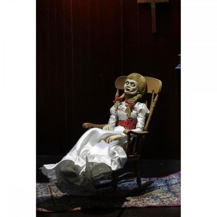 NECA The Conjuring Universe Figura Ultimate Annabelle - Figura Articulada de 15 cm con Silla y Estuche de Museo - Edad 17+