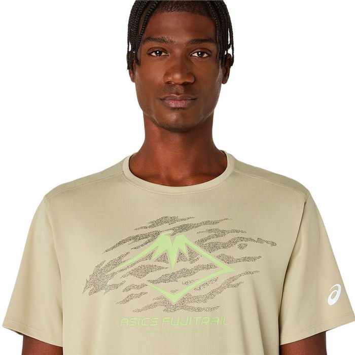 Camiseta de Manga Corta Hombre Asics Fujitrail Logo Beige 42 Camiseta de Manga Corta Hombre Asics Fujitrail Logo Beige 42