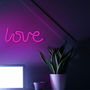 Forever Letrero Neon LED LOVE Pink para Decoración - Lámpara Rosa, Funciona con USB y Pilas, Cable 2m, Base con Interruptor