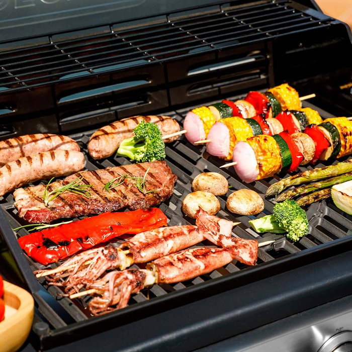 Black+Decker BXOG7200E Barbacoa de Gas con 2 Quemadores, Encendido Automático, Tapa con Termómetro, Parrilla de Hierro Fundido y Compartimento para Cilindro, 116 x 58 x 118,5 cm