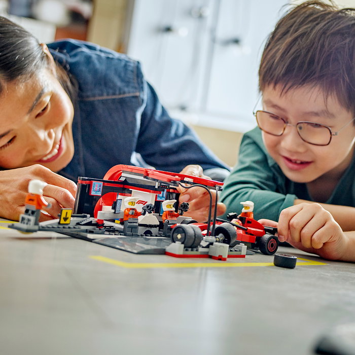 LEGO City Set de Construcción 60443 Parada en Boxes de F1 y Equipo Mecánico con Coche Ferrari para Niños a Partir de 6 Años
