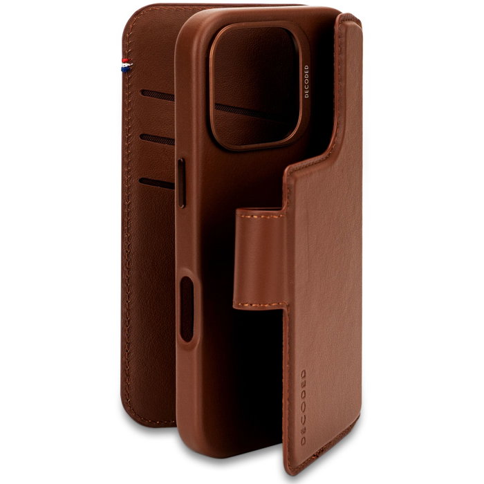 Decoded Leather Detachable Wallet para iPhone 16 Pro, Marrón