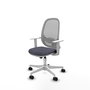 Silla de oficina Cilanco con mecanismo Sincro tapizada con Tela color Gris oscuro y malla color Gris. Equipada con lumbar 1D, Reposabrazos blancos y Ruedas 65mm nailon