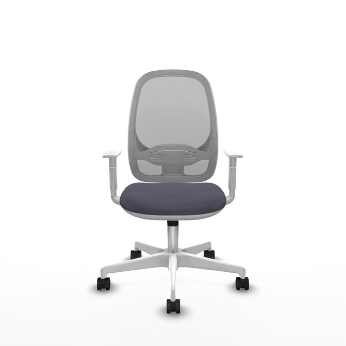 Silla de oficina Cilanco con mecanismo Sincro tapizada con Tela color Gris oscuro y malla color Gris. Equipada con lumbar 1D, Reposabrazos blancos y Ruedas 65mm nailon