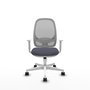 Silla de oficina Cilanco con mecanismo Sincro tapizada con Tela color Gris oscuro y malla color Gris. Equipada con lumbar 1D, Reposabrazos blancos y Ruedas 65mm nailon