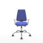 Silla de oficina Elche con mecanismo Asincro tapizada con Tela color Azul claro. Equipada con Base cromada, Reposabrazos blancos y Ruedas 65 mm parqué