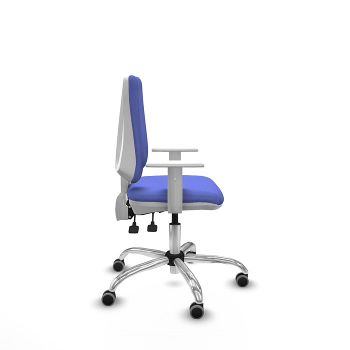 Silla de oficina Elche con mecanismo Asincro tapizada con Tela color Azul claro. Equipada con Base cromada, Reposabrazos blancos y Ruedas 65 mm parqué