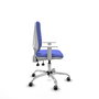 Silla de oficina Elche con mecanismo Asincro tapizada con Tela color Azul claro. Equipada con Base cromada, Reposabrazos blancos y Ruedas 65 mm parqué