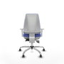 Silla de oficina Elche con mecanismo Asincro tapizada con Tela color Azul claro. Equipada con Base cromada, Reposabrazos blancos y Ruedas 65 mm parqué