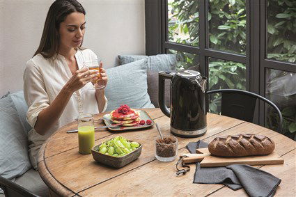 Kitchenaid 5KEK1722 Hervidor de Agua Negro 1.7L Digital 6 Niveles Temperatura 50-100°C Mantiene Temperatura 30 Min