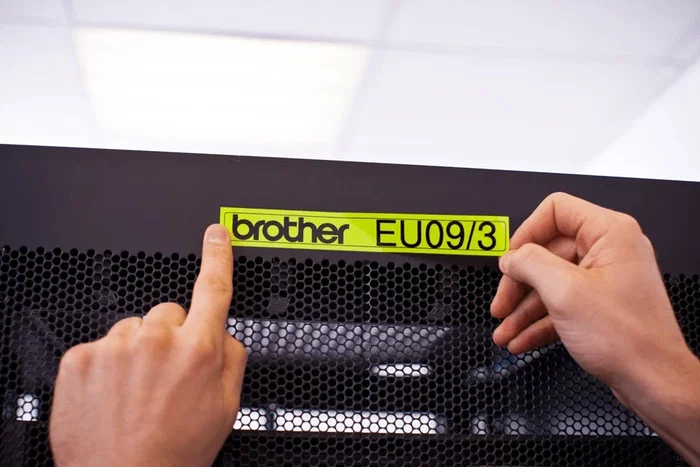 Brother Cinta Laminada TZeC51 Amarillo Fluorescente/Negro 24mm Brother Cinta Laminada TZeC51 Amarillo Fluorescente/Negro 24mm