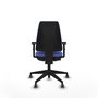 Silla de oficina Elche con mecanismo Contacto permanente básico tapizada con Tela color Azul claro. Equipada con Base piramidal negra, Brazos 1D y Ruedas 65 mm parqué