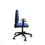 Silla de oficina Elche con mecanismo Contacto permanente básico tapizada con Tela color Azul claro. Equipada con Base piramidal negra, Brazos 1D y Ruedas 65 mm parqué