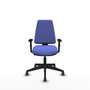 Silla de oficina Elche con mecanismo Contacto permanente básico tapizada con Tela color Azul claro. Equipada con Base piramidal negra, Brazos 1D y Ruedas 65 mm parqué