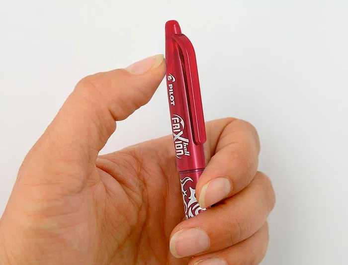 Pilot Bolígrafo Frixion Ball Borrable Roller 0,7 mm Punta Media Rojo en Blister
