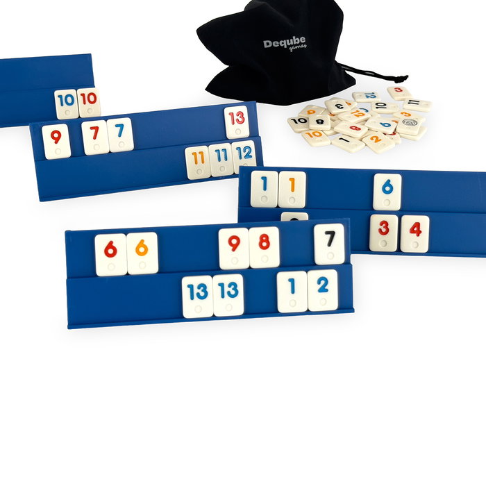 DEQUBE Rummy D00344 Juego de Mesa de Viaje para 4 Jugadores en Caja Metálica - Edad +8 - Idiomas: Español, Inglés, Portugués