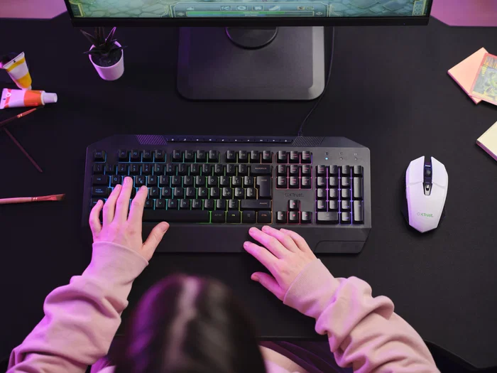 Trust Gaming GXT 110 Felox - Ratón Gaming Inalámbrico para Diestros, 4800 DPI, Recargable, LED Multicolor, 6 Botones, Blanco