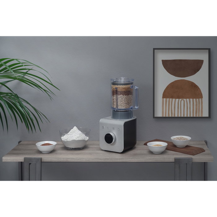 SMEG BLC01BLMEU Performance - Batidora de Vaso Profesional, 1.5 Litros, 9 Velocidades, Función Picahielos y Turbo, 1400W, Color Negro