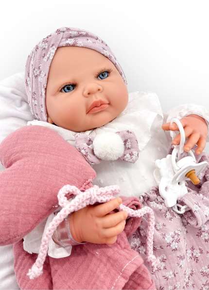 Berjuan Muñeca Reborn 18500-24 Vestido Camisa Blanca, Corazón Mecanismo Besitos, Almohada Rosa Maquillaje, 50 cm Berjuan Muñeca Reborn 18500-24 Vestido Camisa Blanca, Corazón Mecanismo Besitos, Almohada Rosa Maquillaje, 50 cm