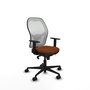 Silla de oficina Jorquera con mecanismo Sincro tapizada con Similpiel color Marrón y malla color Blanco. Equipada con lumbar 1D, Brazos 1D y Ruedas 65mm nailon