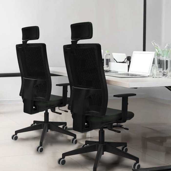 Silla de oficina Horna con mecanismo Sincro/Traslack tapizada con Tela color Granate y malla color Gris. Equipada con lumbar 1D, Brazos 1D, Cabecero 2D y Ruedas 65 mm parqué