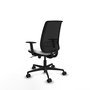 Silla de oficina Alares con mecanismo Sincro tapizada con Tela color Blanco y malla color Negro. Equipada con lumbar 1D, Brazos 1D y Ruedas 65mm nailon