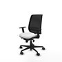 Silla de oficina Alares con mecanismo Sincro tapizada con Tela color Blanco y malla color Negro. Equipada con lumbar 1D, Brazos 1D y Ruedas 65mm nailon