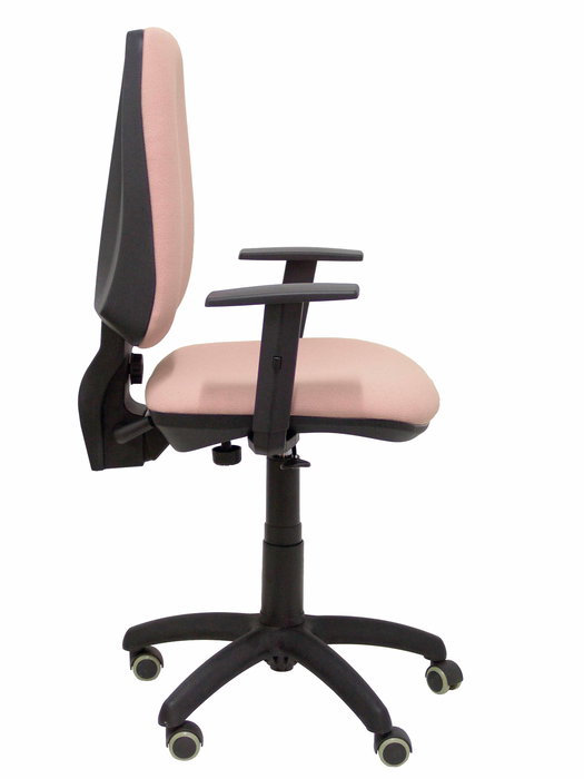Silla de oficina Elche con mecanismo Contacto permanente básico tapizada con Tela color Rosa pálido. Equipada con Base poliamida negra, Brazos 1D y Ruedas de parqué