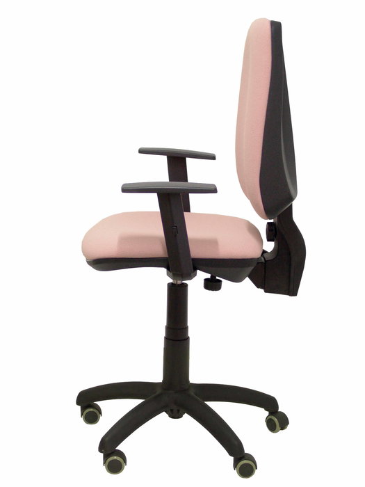 Silla de oficina Elche con mecanismo Contacto permanente básico tapizada con Tela color Rosa pálido. Equipada con Base poliamida negra, Brazos 1D y Ruedas de parqué