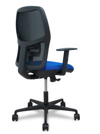 PIQUERAS Y CRESPO Silla Alfera con mecanismo sincro, respaldo de malla negra y asiento azul