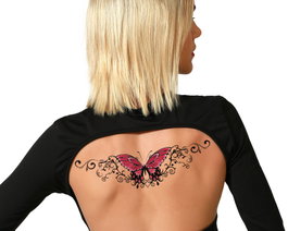 Tatuaje temporal de mariposa rosa con motivos decorativos negros para espalda