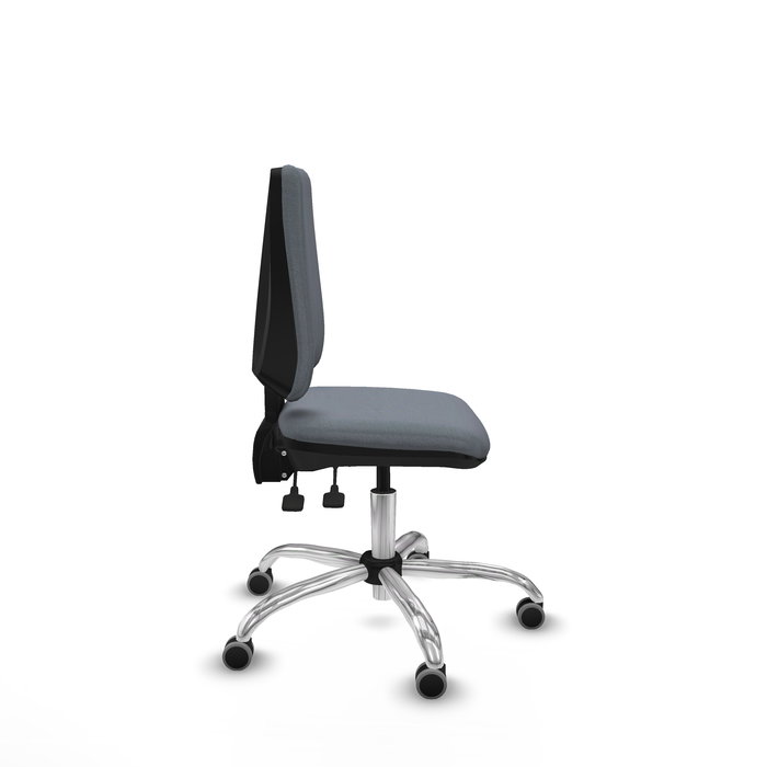 Silla de oficina Elche con mecanismo Asincro tapizada con Tela color Gris. Equipada con Base cromada, Sin brazos y Ruedas 65 mm parqué