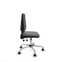 Silla de oficina Elche con mecanismo Asincro tapizada con Tela color Gris. Equipada con Base cromada, Sin brazos y Ruedas 65 mm parqué