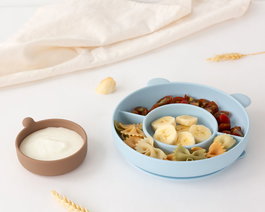 KioKids Plato de Silicona con 3 Compartimentos y Ventosa, Diseño Oso Azul para Bebés +6 Meses, Baby Led Weaning (BLW), Apto para Microondas y Lavavajillas