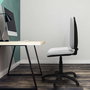 Silla de oficina Aýna con mecanismo Contacto permanente básico tapizada con Tela color Morado. Equipada con Base poliamida negra, Sin brazos y Ruedas de parqué