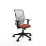 Silla de oficina Motilla con mecanismo Sincro tapizada con Tela color Marrón y malla color Blanco. Equipada con lumbar 1D, Brazos 1D y Ruedas 65mm nailon