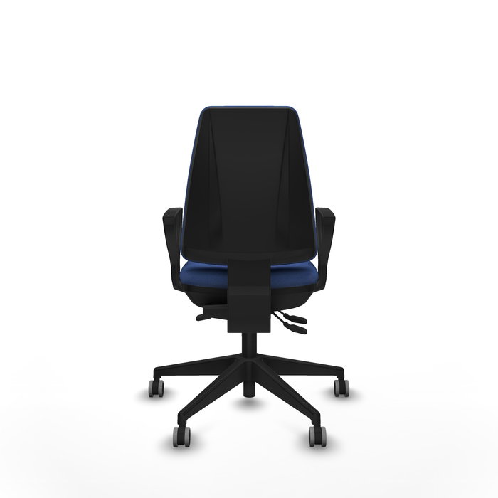 Silla de oficina Elche con mecanismo Asincro tapizada con Tela color Azul marino. Equipada con Base piramidal negra, Brazos fijos y Ruedas 65 mm parqué