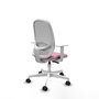 Silla de oficina Cilanco con mecanismo Sincro tapizada con Tela color Rosa y malla color Gris. Equipada con lumbar 1D, Reposabrazos blancos y Ruedas 65mm nailon