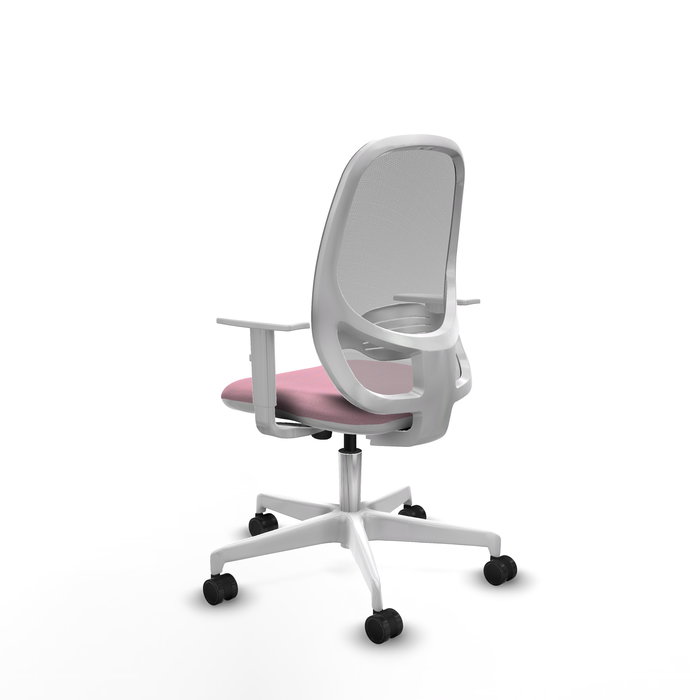 Silla de oficina Cilanco con mecanismo Sincro tapizada con Tela color Rosa y malla color Gris. Equipada con lumbar 1D, Reposabrazos blancos y Ruedas 65mm nailon