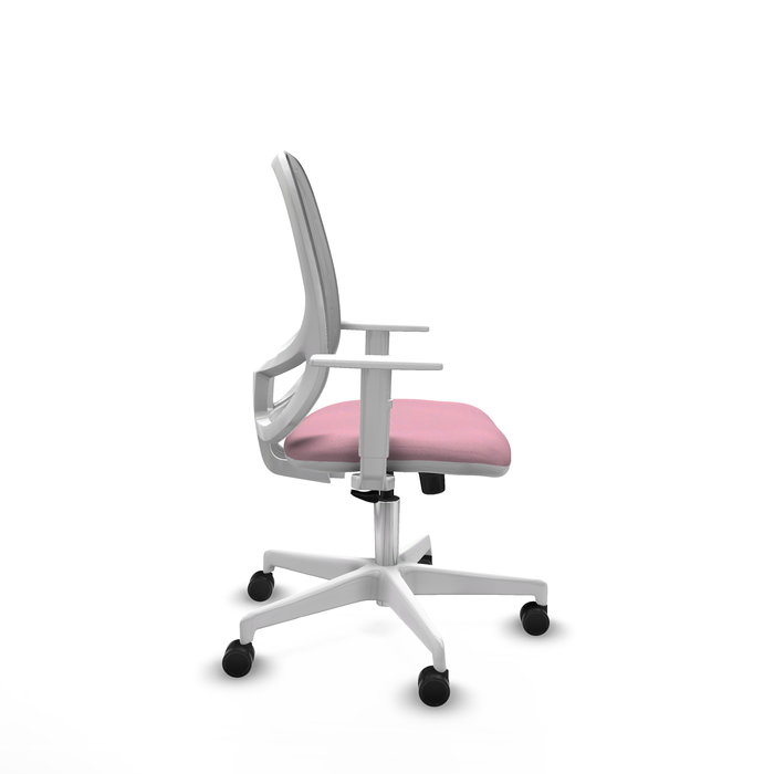 Silla de oficina Cilanco con mecanismo Sincro tapizada con Tela color Rosa y malla color Gris. Equipada con lumbar 1D, Reposabrazos blancos y Ruedas 65mm nailon