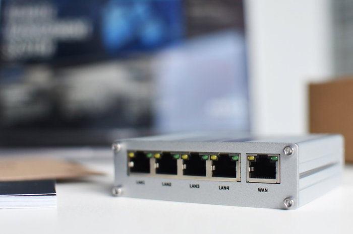 Teltonika RUT300 Router cableado, 5 puertos Fast Ethernet WAN/LAN, VPN, soporte PoE pasivo, USB 2.0