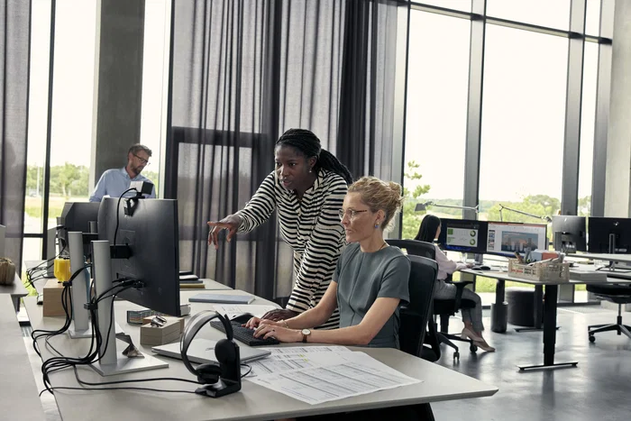 HP EliteBook 640 G11 A38G3ET - Portátil 14" WUXGA AI PC con Intel Core Ultra 5 125U, 16 GB DDR5, 512 GB SSD, Windows 11 Pro, Plata