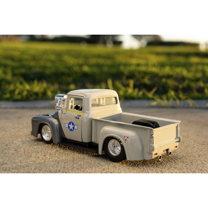 Jada Street Fighter 1956 Ford Pickup 1:24 con figura de Guile Jada Street Fighter 1956 Ford Pickup 1:24 con figura de Guile