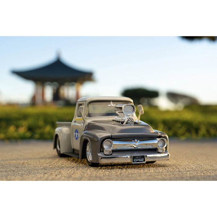 Jada Street Fighter 1956 Ford Pickup 1:24 con figura de Guile Jada Street Fighter 1956 Ford Pickup 1:24 con figura de Guile
