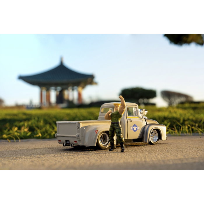 Jada Street Fighter 1956 Ford Pickup 1:24 con figura de Guile Jada Street Fighter 1956 Ford Pickup 1:24 con figura de Guile